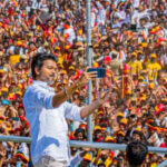 “ನಟ ವಿಜಯ್ ರ‍್ಯಾಲಿಯಲ್ಲಿ ದುರಂತ: ಸಮಾವೇಶದ ಸ್ಥಳದಲ್ಲೇ ಕುಸಿದು ಬಿದ್ದು ವ್ಯಕ್ತಿ ಸಾವು!”